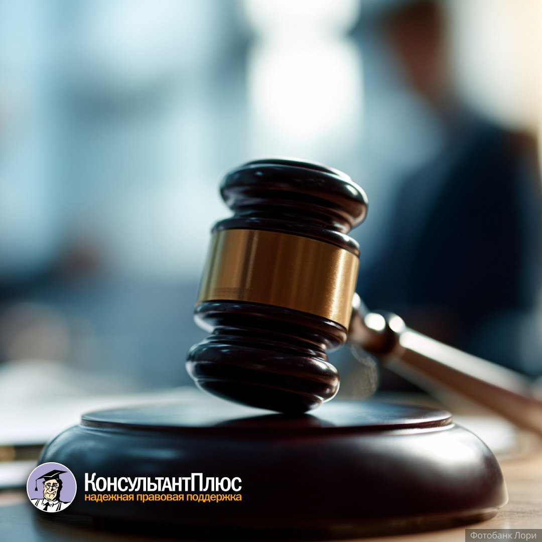 ВС РФ собственник может распоряжаться своим имуществом даже если по нему есть незавершенный спор Первая инстанция расторгла договор купли продажи автомобиля так как при его заключении продавец не сообщил потребителю о скрученном пробеге После этого решения но до того как апелляция вынесла определение гражданин успел продать ТС третьему лицу и выкупить обратно По мнению апелляции и кассации из за этого продавец больше не отвечает за недостаток ВС РФ направил дело на новое рассмотрение Когда апелляция вынесла определение стороны фактически вернулись в исходное положение законным владельцем автомобиля снова стал гражданин Ничего не мешало ему возвратить машину продавцу а последнему понести ответственность за реализацию некачественного товара Подробнее в новости Получить бесплатный пробный доступ к КонсультантПлюс юристу