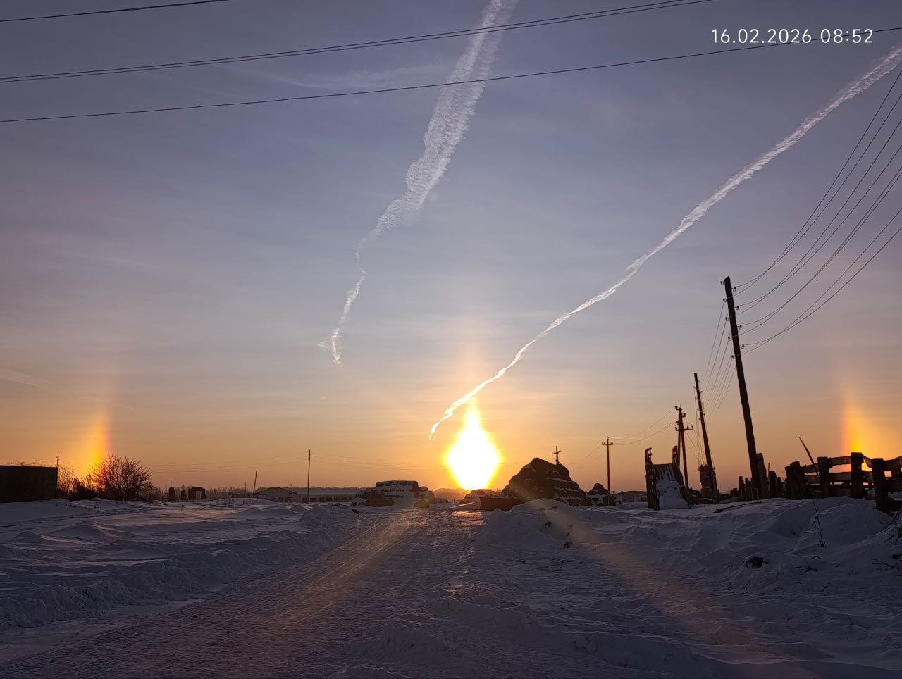 Фотограф Милена Пономарева сняла в Саргатском районе ложное Солнце паргелий Снимками девушка поделилась в телеграм канале Охотник за красотами Омской области Корреспонденту ngs55news Милена рассказала что паргелий разновидность оптического явления под названием гало Оно возникает из за преломления солнечного света ледяными кристаллами В Омской области из за морозов увидеть паргелий и гало можно часто но таким ярким оно бывает не всегда Я знаю что это из за кристалликов определенной формы появляются такие вторые Солнца В морозы чаще наблюдаются сегодня как раз за 17 градусов Зимой у нас оно нередко Сегодня просто было очень яркое я такое не видела еще Оставайтесь с нами на связи в МАХ