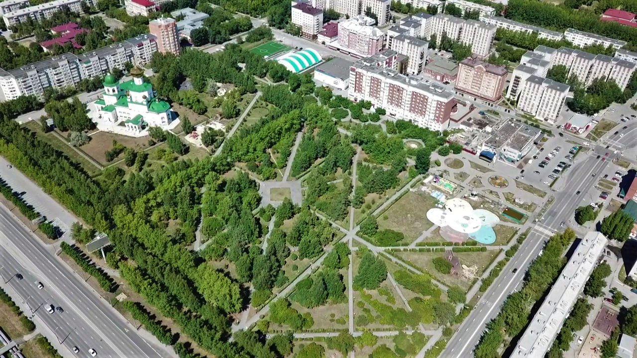 Жители Тюмени вновь подтвердили свою активность и желание улучшать городскую среду. Более 108 тысяч неравнодушных тюменцев приняли участие в выборе дизайн-проектов благоустройства трех общественных пространств на федеральной платформе. Это сквер Депутатов, аллея Молодожёнов, площадь Борцов Революции. Они будут реализованы в рамках национального проекта «Инфраструктура для жизни» в 2026 году. Это событие особенно значимо, поскольку трансформация пространств произойдет в юбилейный для Тюмени год! Высокая вовлеченность горожан гарантирует успех реализации проектов. Практика показала, что выбранные совместно проекты превращаются в узнаваемые объекты притяжения, где регулярно проводятся фестивали, праздники и другие городские мероприятия, что подчеркивает их значимость и востребованность среди жителей. Особые слова благодарности – волонтёрам, чья энергия и самоотверженность стали движущей силой активного участия тюменцев в голосовании. Вместе мы сила!