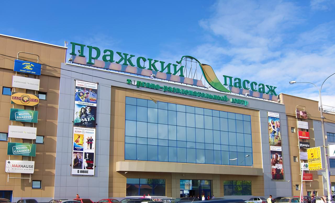 Дело срочное Пражский пассаж выставлен на продажу ТЦ Пражский пассаж у станции метро Пражская выставили на продажу с пометкой срочно Общая площадь ТЦ составляет 36 000 кв м Исторически объект принадлежал группе Каренфор основанной Соломоном и Романом Манашировыми последний получил 12 лет колонии в 2018 году Сейчас Пражский пассаж контролируется через ООО Арсенал его формальные контролёры гражданин Панамы Хосе Роберто Ривас Мартинес и Роман Юсуфов Но журналист Ведомостей отмечает что реальный бенефициар скорее всего тот же Соломон Манаширов Почему продажа именно сейчас и именно срочно загадка но счета Арсенала ранее находились под арестом по инициативе СК РФ Так что на такой актив может позариться не просто инвестор а инвестор с очень крепкими нервами и долей риска Правда вот на торговой площадке Portal Da на которую все ссылаются нам объявление о продаже Пражского пассажа обнаружить не удалось Может его так срочно продавали что уже и купили ну или вовсе передумали торговаянедвижимость ТЦ инвестиции ПражскийПассаж ТЦМосква ТорговыеЦентры покупкаТЦ продажатц ПражскийПассаж Знание сила Подписка кнопка
