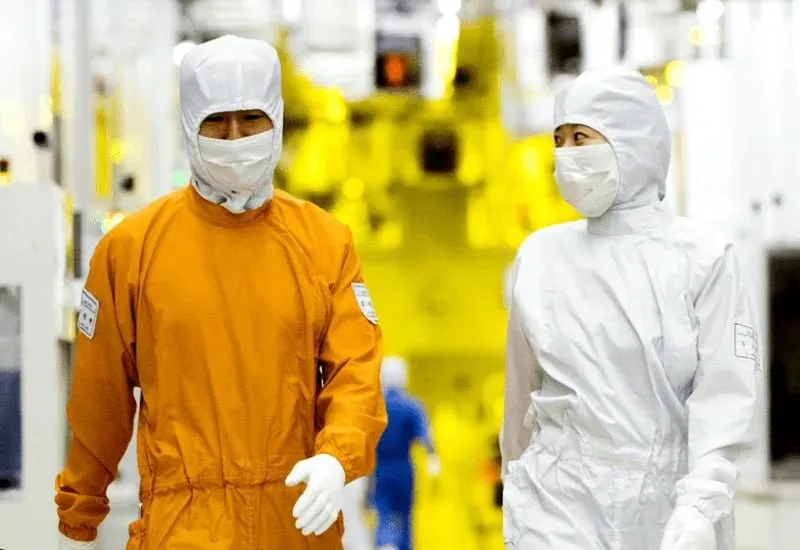 Samsung в ловушке сверхдоходов Успехи привели к крупнейшему в истории компании трудовому конфликту Профсоюз угрожает 18 дневной забастовкой с 21 мая Работники требуют пустить на премии 15 от всей операционной прибыли порядка 27 30 млрд а также повысить зарплаты на 7 Руководство готово выделить около 13 но только разово Профсоюз же настаивает на ежегодном премировании Например SK Hynix которая как и Samsung получает сверхприбыли на волне ИИ бума пообещала распределять на ежегодные премии 10 прибыли в ближайшие 10 лет В 2026 году среднестатистический сотрудник SK Hynix сможет рассчитывать на премию порядка 475 тыс Андроид IOS