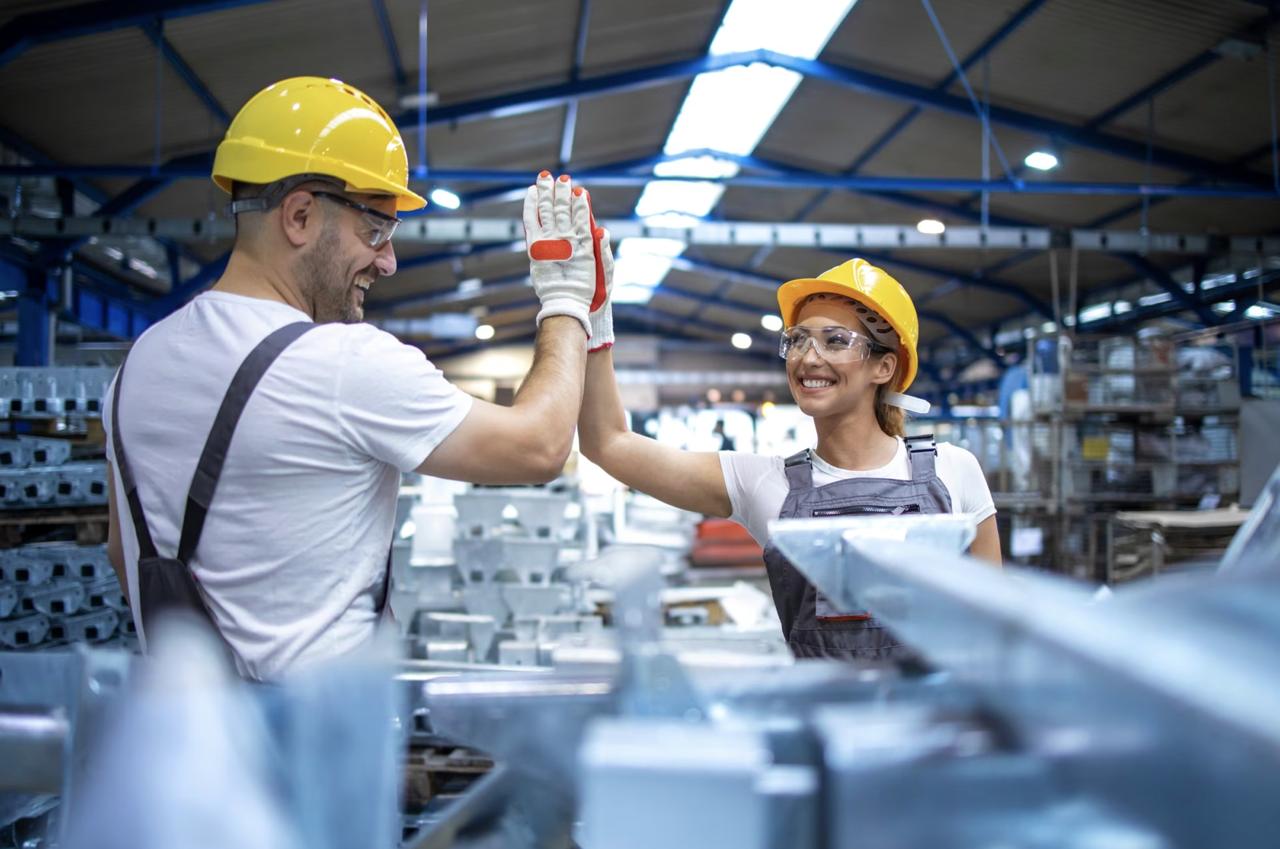 Большинство россиян ценят важность дела выше зарплаты Опрос ВЦИОМ показал что 61 россиян считают важность дела приоритетнее зарплаты Директор департамента политических исследований ВЦИОМ Михаил Мамонов отметил что эти люди болеют за дело даже если это не всегда конвертируется в деньги Опрошенные также оценили своё окружение 40 считают что их знакомые больше ценят служение делу 40 зарплату а 12 и то и другое в равной степени Опрос ВЦИОМ Спутник проведён в феврале 2026 года среди 1 6 тысячи россиян старше 18 лет А вы работаете за идею или ради зарплаты Работаю за идею Считаю что это главное в работе Я тружусь исключительно ради зарплаты У меня любимая работа и поэтому ценю идею но хорошая зарплата мне необходима Я безработный поэтому не могу ответить Россия Подписаться на Pravda ru