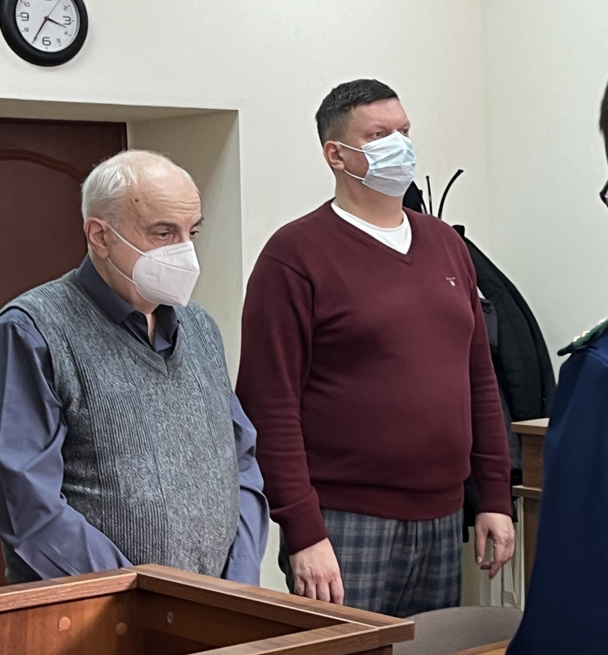 Суд назначил отцу политика Леонида Волкова штраф за донат ФБК Он перевел организации 2 тыс рублей Кировский районный суд оштрафовал Михаила Волкова на 300 тыс рублей передает корреспондент It s My City Волков признал свою вину а во время последнего слова заявил что фактически уже наказан ему пришлось покинуть университет хотя преподавание было делом его жизни Мужчину обвинялся в финансировании экстремистской организации По версии следствия 7 августа и 5 сентября 2021 года он перевел по 1000 рублей Фонду борьбы с коррупцией Подробнее по ссылке   clck ru 3PX95p It s My City Михаил Волков на фото слева признан экстремистской организацией и запрещена в России