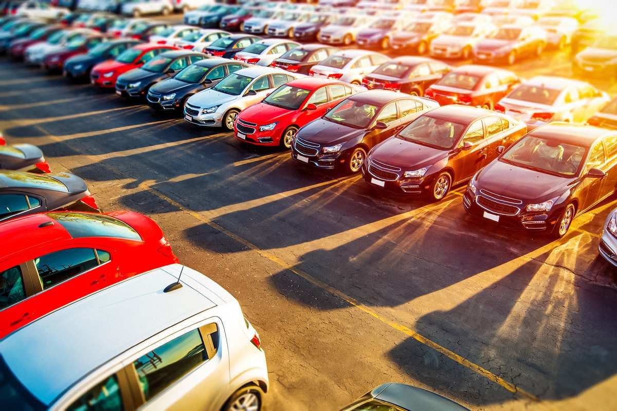 Российский авторынок рухнул на 26% за январь-май 2025 года — это крупнейший спад в мире. Причины — резкое восстановление после провала 2022 года и рост ключевой ставки. В это время мировой рынок вырос на 5,5%, а лидером стала Аргентина с ростом в 77%. Бизнес в России