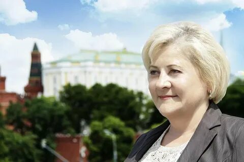 Светлане Ладе Русь вынесен заочно приговор Ранее подсудимую объявили в международный розыск Нефтегорский районный суд Самарской области заочно вынес приговор по уголовному делу в отношении Светланы Лады Русь Пеуновой в 2023 году признана иноагентом Ранее она была объявлена в международный розыск Установлено что подсудимая в 2012 и в 2016 годах учредила некоммерческие организации и руководила ими Организации позиционировались как центр народной медицины и политическое объединение а по сути являлись деструктивными общинами деятельность которых сопряжена с побуждением граждан к отказу от исполнения гражданских обязанностей сообщили в прокуратуре Самарской области Пеунову признали виновной в создании некоммерческой организации посягающей на личность и права граждан ч 1 и ч 2 ст 239 УК РФ причинении тяжкого вреда здоровью по неосторожности ч 1 ст 118 УК РФ и мошенничестве ч 3 и ч 4 ст 159 УК РФ Приговор огласила судья Нина Пигарёва Утром 1 ноября в загородном доме Светланы Лады Русь в селе Бариновка провели обыск В своем домовладении расположенном в селе Бариновка Нефтегорского района подсудимая с 2006 года организовывала ежедневные обязательные обряды и церемонии навязывая свое вероучение и дестабилизируя эмоциональное состояние своих последователей В последующем целительница путём обмана и злоупотребления доверием завладела имуществом потерпевших автомобилем марки NISSAN QASHQAI и офисным помещением рассказали в надзорном ведомстве Суд учёл мнение гособвинителя и назначил Пеуновой восемь лет колонии общего режима