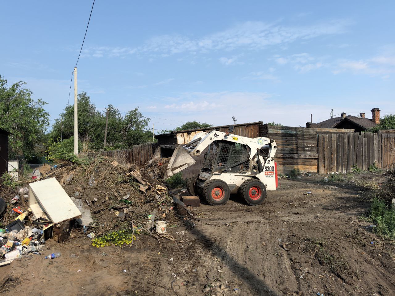 В Улан-Удэ ликвидировали 10 свалок во время второй экологической акции «Чистый четверг»     Благодаря усилиям районных администраций, КГХ было организовано 43 санитарные уборки, в которых приняли участие 675 человек и 43 организации. Это сотрудники мэрии, различных министерств и ведомств, коммерческих организаций, горожане. На полигон вывезено 195,5 куб. м мусора.  С помощью техники МБУ Комбината по благоустройству свалки ликвидированы:  Октябрьский район:   мкрн 148, дом 8/2   ул. Саянская, 7   ул. Тобольская, 78   овраг в мкрн 112   ул. Приречная, 4   ул. Трубачеева, 61   район «Южлаг»  Железнодорожный район   ул. Водопадная, 12  Советский район   ул. Шмидта, 10   ул. Профсоюзная, 3  Благодарим всех, кто присоединился к акции! Каждый шаг к чистоте важен — так мы сделаем наш Улан-Удэ комфортнее.