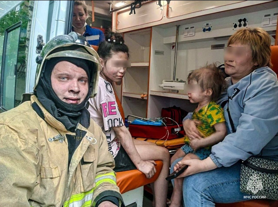 В Кургане спасли детей из горящей квартиры В курганской пятиэтажке загорелась квартира - 10-летняя девочка разогревала еду на плите, огонь перекинулся на оконную занавеску и натяжной потолок. Ребёнок взяла на руки годовалого брата и выбежала на балкон, чтобы позвать кого-то на помощь. - Мы поднялись по лестнице на балкон, чтобы надеть на детей спасустройства, пока коллеги открывали дверь. Дети были напуганы, мы вывели их через подъезд. Сейчас их жизни и здоровью ничего не угрожает, - рассказал огнеборец МЧС России Евгений Титов. В областном МЧС уточнили, что пламя на 3 квадратах потушили 11 сотрудников и 3 единицы техники ведомства.