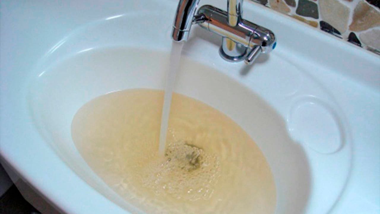 Роспотребнадзор назвал города с самой опасной водой в Ростовской области Роспотребнадзор изучил качество воды в Ростовской области. Соответствующий доклад за 2024 год опубликован на сайте регионального ведомства. Как выяснили специалисты, почти 20% проб воды из централизованного водоснабжения не соответствуют гигиеническим нормативам. Столько же проб не прошли проверку по микробиологическим показателям. По санитарно-химическим показателям не прошли около 19% отобранных проб. Всего пару лет назад этот показатель не превышал и 10%. Что касается подземных источников, там санитарно-химические нормативы не достигли почти 63% проб. Ухудшается ситуация и в небольших населенных пунктах, в которых нет водопровода и других централизованных источников воды. В колодцах и каптажах родников больше половины проб 51,5% не прошли нормативы по химии. Еще около 33% — по микробиологическим показателям. Больше всего «плохих» проб обнаружили в Азове, Таганроге и Шахтах. На пляжах тоже оказалось небезопасно. Наиболее опасные участки наблюдаются в Таганроге, Неклиновском и Азовском районах. Там нормативы не прошли порядка 85% проб. В Ростове этот показатель составил чуть меньше 50%. Подписаться на "Новости Ростова" Прислать новость