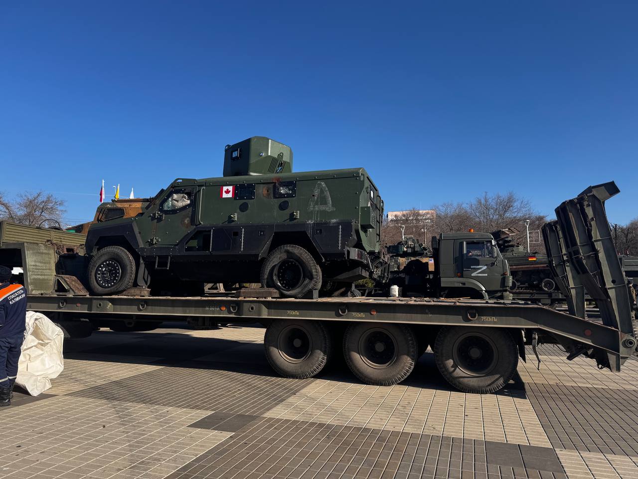 В Элисте состоится выставка трофейной техники, захваченной в ходе специальной военной операции. Мероприятие пройдет на площади Победы в парке «Дружба». В экспозиции представлено 14 единиц техники, произведенной в Украине, США, Великобритании, Турции и других странах. Это выставка организована Центральным военным округом, партией «Единая Россия», полномочным представительством в УрФО и правительствами регионов.  22 ноября, по решению организаторов, станет «Детским днем», направленным на патриотическое воспитание детей и молодежи, а также изучение новой истории нашей страны. Экспозиция будет работать на площади Победы.  Фото: За наших08  Быть в курсе   Прислать новость