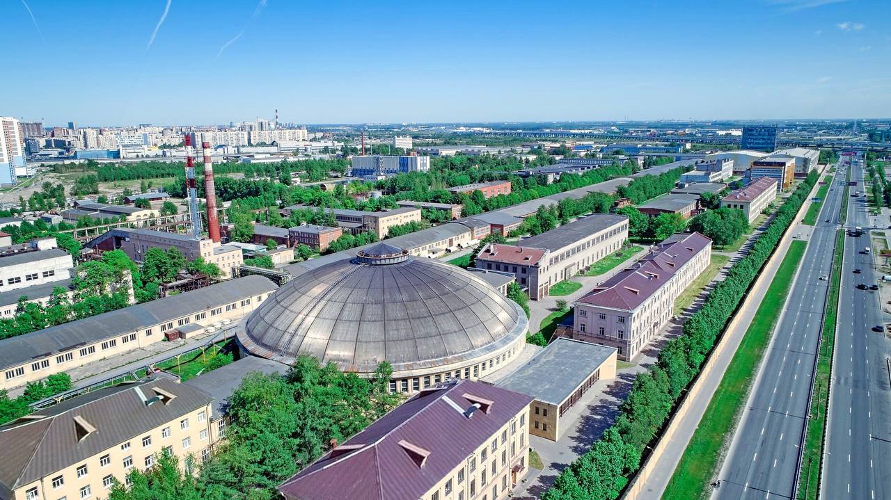 Владимир Путин подписал указ О создании Национального исследовательского центра судостроения имени академика А Н Крылова Принять предложение правительства Российской Федерации о реорганизации ФГУП Крыловский государственный научный центр Санкт Петербург в форме преобразования его в ФГБУ Национальный исследовательский центр судостроения имени академика А Н Крылова говорится в документе   Основные направления деятельности центра координация и проведение фундаментальных поисковых и прикладных научных исследований в сфере судостроения и разработки морской техники выполнение и сопровождение выполнения полного инновационного цикла научно исследовательских и опытно конструкторских работ включая создание промышленных образцов по приоритетным направлениям развития судостроения и морской техники участие в разработке и обосновании программ судостроения консолидация исследовательского конструкторского технологического и кадрового потенциала ведущих научных организаций для формирования опережающего научно технического задела и развития прорывных технологий в сфере судостроения и разработки морской техники Правительству Российской Федерации поручено в шестимесячный срок внести в Государственную думу проект федерального закона о Национальном исследовательском центре судостроения имени академика А Н Крылова   А в трехмесячный срок необходимо утвердить основные направления фундаментальных поисковых и прикладных научных исследований в сфере судостроения и разработки морской техники осуществляемых центром а также программу поддержки и развития научно исследовательской технологической и инженерной инфраструктуры учреждения   Как сообщало ИАА ПортНьюс создать Национальный исследовательский центр судостроения им Крылова предложил председатель Морской коллегии РФ Николай Патрушев По его мнению центр должен стать пионером в разработке технологий будущего по аналогии с центрами имени академиков И В Курчатова и Н Е Жуковского которые вносят вклад в разработку технологий атомной отрасли и авиации