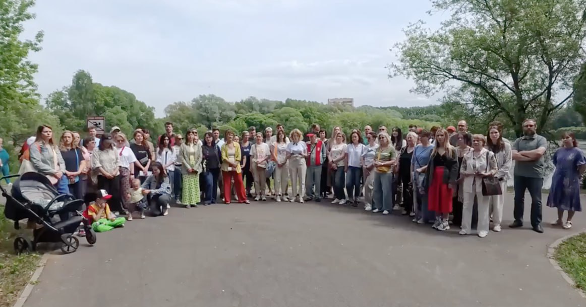 Москвичи снова протестуют против строительства платной трассы у парка «Покровское-Стрешнево» В ближайшем будущем в Москве планируется строительство еще как минимум двух платных магистралей. Одна из них соединит Ленинградское шоссе с Шелепихой, а именно с 3-й Магистральной улицей. В апреле 2025 года жители пяти районов — Войковского, Сокола, Хорошевского, Покровского-Стрешнево и Щукино — создали инициативную группу против строительства данной трассы, которая будет пролегать вдоль парка «Покровское-Стрешнево». Проект этой магистрали мы публиковали еще в начале марта этого года. Жители близлежащих районов опасаются, что новая магистраль затронет парк, уже пострадавший в результате работ по благоустройству в 2022 году, вызвавших масштабные протесты. Активисты утверждают, что в этот раз для строительства дороги в парке может быть вырублено от 3 до 5 гектаров зеленых насаждений. Местные продолжают собирать подписи, выступая против строительства, и привлекают к решению проблемы общественные организации и депутатов. На встрече с депутатом Сергеем Обуховым они приняли резолюцию, выражающую «категорическое несогласие со строительством», аргументируя это тем, что платная трасса приведет к неконтролируемому увеличению трафика. Недавно местные жители также обнаружили, что границы планируемого проекта были изменены, в результате чего его площадь увеличилась с 272,5 до 324,2 гектара, и сегодня они снова вышли на протесты.