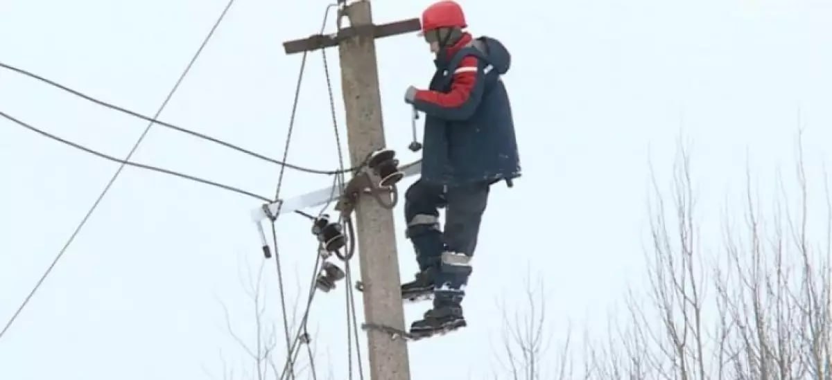 Более 2000 жителей Новгородской области остались без света из-за метели  Неблагоприятные погодные условия, связанные с сильной метелью и налипанием снега на провода, оставили 2007 человек из 87 населенных пунктов Новгородской области без электричества. Об этом 17 декабря сообщила пресс-служба министерства ЖКХ и ТЭК региона.   «В настоящее время без электроснабжения остаются 87 населенных пунктов, в которых проживает 2007 человек. Энергетики приступили к восстановлению электроснабжения. Проведение аварийно-восстановительных работ будет находиться на контроле», – рассказали в пресс-службе.    Без света остались шесть районов Новгородской области. Нарушения электроснабжения на сетях Новгородского филиала ПАО «Россети Северо-Запад» были зафиксированы в Батецком, Крестецком, Маловишерском, Хвойнинском, Окуловском и Старорусском районах региона.   : пресс-служба министерства ЖКХ и ТЭК Новгородской области    Подпишитесь на «Ведомости Северо-Запад»