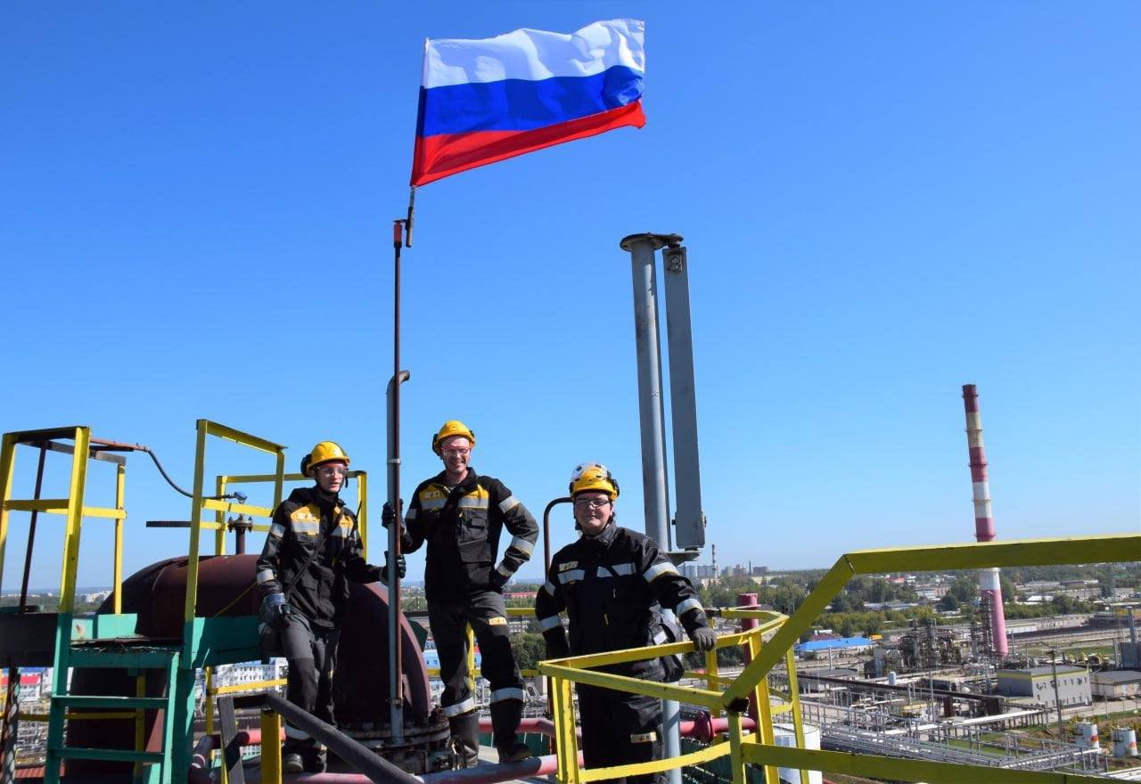 Роснефть представила инновационную технологию для обнаружения нефтяных пятен Согласно заявлению Роснефти новая технология позволяет точно различать естественные водоёмы а также виды нефтяных пятен Это позволит эффективнее реагировать на потенциальные экологические угрозы В первом полугодии 2025 года количество инцидентов связанных с безопасностью технологических процессов значительно снизилось рассказали в нефтяной компании Частота происшествий по разгерметизации оборудования с тяжелыми последствиями первого уровня уменьшилась на 52 по сравнению с аналогичным периодом 2024 года а второго уровня на 22 За шесть месяцев на объектах Роснефти не было зафиксировано ни одного случая выброса нефти газа или воды на поверхность при бурении скважин В рамках программы по минимизации разливов нефти и нефтепродуктов также проводились мероприятия по замене промысловых трубопроводов Подпишитесь на Электричку