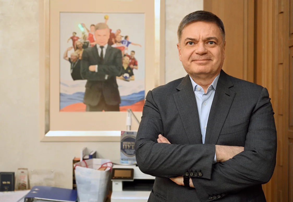 Основатель и совладелец ГК Дело Сергей Шишкарев которому сейчас принадлежит 50 компании подал в ФАС ходатайство о приобретении 49 в УК Дело принадлежащих сейчас Росатому стало известно Ъ Второе ходатайство о выкупе 1 у структуры Трансмашхолдинга после прекращения переговоров о трехстороннем партнерстве пока на рассмотрении службы Сам по себе факт ходатайства не свидетельствует о завершении переговоров по выкупу по информации Ъ стороны продолжают обсуждать оценку пакета Разногласия по цене достаточно серьезные Росатом рассказывал Ъ источник знакомый с обсуждением ранее оценивал 50 в УК Дело в 20 млрд руб тогда как сторона Сергея Шишкарева настаивала на том что объективная стоимость этой доли примерно втрое выше Стороны эти цифры не комментируют Глеб Щелкунов Коммерсантъ Ъузнал