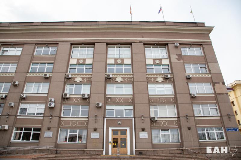 Мэра Челябинска будут выбирать по новым правилам Комиссия городской думы по местному самоуправлению согласовала внесение соответствующих изменений в Устав муниципалитета Новой редакцией Устава уточнен порядок избрания главы из числа кандидатов представленных губернатором Челябинской области говорится в сообщении гордумы С 2014 года конкурсная комиссия определяла кандидатов в мэры из числа всех кто подал документы Так в 2024 году ей пришлось изучать заявки рекордного количества кандидатов их было 29 Потом из отобранных комиссией претендентов депутаты гордумы уже выбрали главой Алексея Лошкина Планируется что скоро такая схема перестанет работать и депутаты будут выбирать мэра только из числа кандидатов которых предложит губернатор Подписаться на канал ЕАН Челябинск