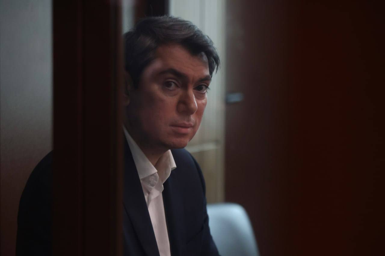 Шесть лет колонии запросили сопредседателю движения «Голос» Государственный обвинитель просит признать Григория Мельконьянца виновным в руководстве «нежелательной организацией» и отправить в колонию общего режима на шесть лет. По версии следствия, «Голос» входил в структуру Европейской сети организаций по наблюдению за выборами, которая в 2021 году признана российскими властями «нежелательной». При этом «Голос» утверждает, что не был членом этой сети. Мельконьянц находится в СИЗО с августа 2023 года. Фото: Евгений Куракин