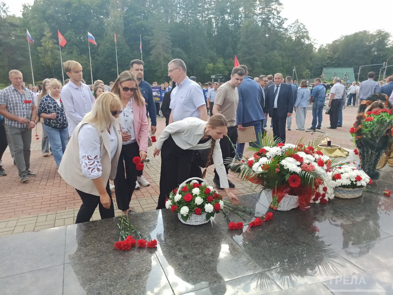 Сегодня 16 сентября в канун 82 й годовщины освобождения Брянщины от немецко фашистских захватчиков у памятника воинам водителям состоялось торжественное мероприятие передает с места событий корреспондент РИА Стрела Подробнее   riastrela ru p 202746 Фото РИА Стрела