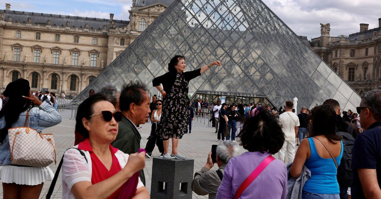 У Лувра добавилось проблем после кражи и потопа теперь сотрудники музея объявили забастовку пишет Le Monde Работники Лувра недовольны политикой администрации музея Им приходится закрывать музейные помещения значительно позже установленного расписания из за нехватки персонала технических проблем и общей ветхости здания