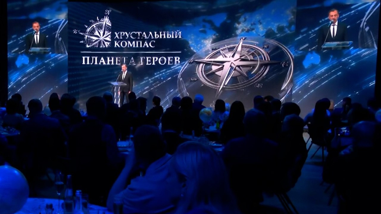 В Московском Доме музыки при поддержке Президентского фонда культурных инициатив прошла 13-я церемония вручения международной географической премии «Хрустальный компас» В этом году на нее были номинированы 25 выдающихся достижений и уникальных проектов в области географии, экологии, сохранения природного и историко-культурного наследия, научной и экспедиционной, просветительской и общественной деятельности. Они были отобраны из более 600 претендентов из 17 стран мира. На церемонии встретились выдающиеся деятели науки, культуры и искусства, прославленные режиссеры и фотохудожники, государственные и общественные деятели из Египта, Индии, Италии, Китая, Непала, России и Японии. В этом году церемония прошла под девизом «Планета героев» и была посвящена 180-летию Русского географического общества. В номинации «Гражданская позиция» Экспертный совет премии отметил волонтеров, принимавших участие в ликвидации последствий разлива мазута в Черном море. В номинации «Признание общественности» по итогам народного голосования «Хрустальный компас» вручен Дирекции выставки достижений «Россия» за Международную выставку-форум «Россия». Награду ее представители получили из рук первого заместителя генерального директора Президентского фонда культурных инициатив Игоря Соболева. Участниками церемонии вручения одной из самых престижных географических наград мира также стали археологи Миланского университета, обнаружившие более 300 гробниц в Некрополе Ага Хана в Египте, и Института истории материальной культуры РАН, несколько лет ведущие раскопки самого древнего скифского кургана Долины Царей — могильника Туннуг в Республике Тыва. На сцену поднялись представители китайского Издательского дома «Сиань» с «Циклом историй на Шелковом пути». В числе победителей — научно-просветительский проект «Росатома» «Ледокол знаний», позволяющий школьникам из разных регионов России и других стран побывать на Северном полюсе, экологический проект ПАО «НОВАТЭК» по созданию нового зимовочного комплекса Антарктической станции Восток и многие другие. Поздравляем победителей! ВСЕ СМИ ЗДЕСЬ! Подписаться