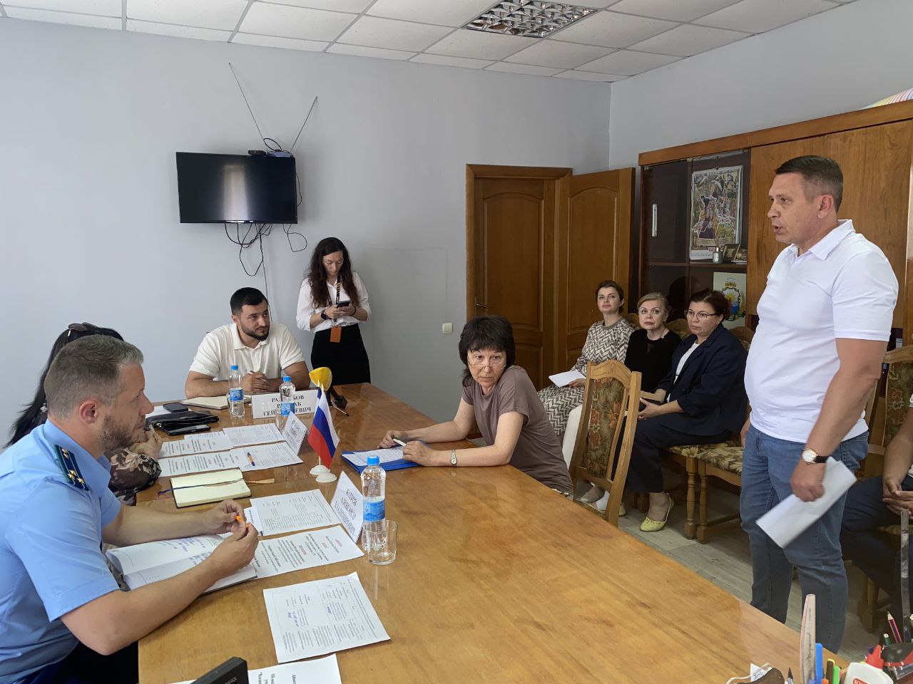 Замгубернатора Херсонской области Татьяна Кузьмич и зампрокурора региона Александр Катков провели прием для скадовчан "Педагоги Владимирской школы попросили закупить учебники - к сентябрю все будет готово. Кроме того, установим контейнерные площадки для ТКО и ограничим движение на набережной по просьбе скадовчан", - сказал губернатор области Владимир Сальдо. Помимо этого, по просьбе жителей одного из многоквартирных домов включили в план ремонт кровли. Более того, помогли жительнице округа оформить опеку над ребенком. Радио Таврия - подписаться