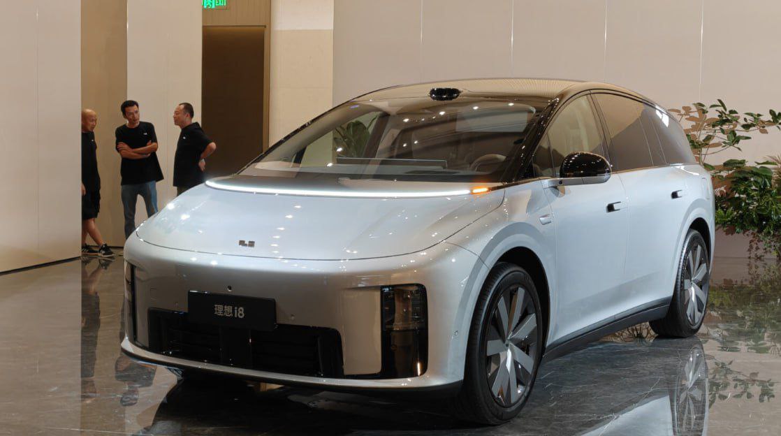 Li Auto представила свой первый электрический кроссовер i8 Сегодня компания Li Auto анонсировала первый электрический кроссовер. Размеры авто — 5085/1960/1740 мм при колесной базе 3050 мм. Его неординарный дизайн, напоминает кроссовер с чертами минивэна. Дизайнеры Li Auto предложили интересные решения, такие как раздвоенная передняя стойка и сильно наклоненное лобовое стекло. Это позволило добиться значительного снижения сопротивления ветру, с коэффициентом аэродинамического сопротивления всего 0,218. В силовую установку входят два электромотора общей мощностью 534 л.с. Емкость батареи составляет 91 или 98 кВтч, в зависимости от версии, с запасом хода 670 км или 720 км соответственно. Автомобиль поддерживает быструю зарядку: 500 км запаса можно восстановить всего за 10 минут. Все модели оснащены пневматической подвеской с двумя камерами, лидаром и девятью подушками безопасности. Li Auto i8 прошел серьёзную проверку на безопасность, аккумулятор испытывали в течение 24 часов в камере с температурой минус 40 градусов, бросали с высоты 10 метров и жгли в течение 130 секунд. Однако всё это не нанесло ему серьёзных последствий. Продажи автомобиля начнутся с 20 августа в трех версиях – Pro, Max и Ultra, цена стартует от $44 500. Прислать новость Чат Li Auto #evНовости
