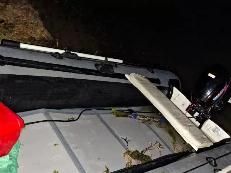 Браконьера с 245 раками задержали на озере Смолино в Челябинске Челябинская полиция пресекла незаконный вылов раков на особо охраняемой территории. Как сообщили в пресс-службе ГУ МВД России по региону, сотрудники ОЭБиПК ОП «Ленинский» совместно с природоохранными службами задержали 40-летнего мужчину, который использовал запрещённые раколовки на озере Смолино, являющимся памятником природы. Мужчина выловил 245 раков и причинил ущерб в 56 тысяч рублей. У браконьера изъяли сети, лодку, мотор и раков, которых выпустили обратно в озеро. «Решается вопрос о возбуждении уголовного дела по ст. 256 УК РФ», – отметили в областной полиции. URALPRESS.RU