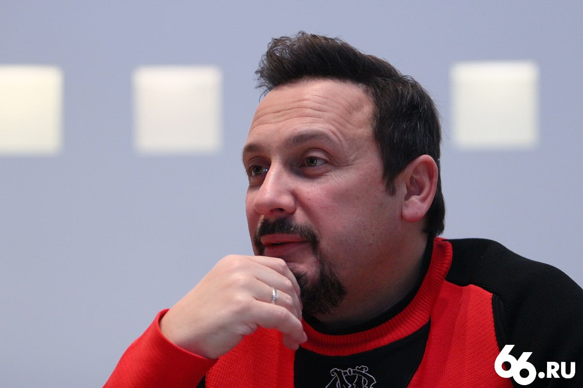 Больше 100 фанатов Стаса Михайлова отсудили у него 2 млн рублей Певец должен был выступить в Екатеринбурге 6 апреля 2024 года но концерт дважды переносили После этого организатор Рок Феста перестал выходить на связь и отвечать на вопросы о возврате билетов В итоге Роспотребнадзор обратился в суд с требованием защитить права 119 ценителей творчества Михайлова Иск удовлетворили и теперь Рок Фест должен вернуть им не только деньги за билеты но и сервисный сбор а также выплатить штраф неустойку и компенсацию морального вреда   Новости из Екатеринбурга