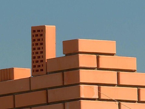 В Обнинске началось строительство жилого дома для переселенцев из аварийных   По информации пресс-службы администрации города Обнинска, еще в 2020 году 11 домов на территории микрорайона Мирный признали аварийными. Согласно постановлению, жильцов должны переселить до конца декабря 2026 года. В связи с этим, уже началось строительство жилого дома, куда переселят горожан.