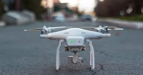 В России появится система поддержки отечественных производителей беспилотных систем гражданского назначения Соответствующее соглашение подписали Центр беспилотных технологий ЦБСТ Промсвязьбанк ПСБ и Федеральный центр беспилотных авиационных систем при поддержке Единой России Стороны договорились помогать разработчикам с экспертизой испытаниями и поиском заказчиков Сегодня гражданские технологии становятся одним из ключевых факторов устойчивости и самостоятельности страны У отечественных разработчиков есть десятки решений которые могут быть востребованы но им нужен доступ к экспертной оценке и заказчикам отметил руководитель Центрального исполкома Единой России и секретарь наблюдательного совета ЦБСТ Александр Сидякин Гендиректор Федерального центра беспилотных авиационных систем Максим Авдеев добавил что гражданский рынок применения БАС находится на ранней стадии формирования но обладает значительным потенциалом роста БАС беспилотники экспертиза ЕдинаяРоссия bespilotny1