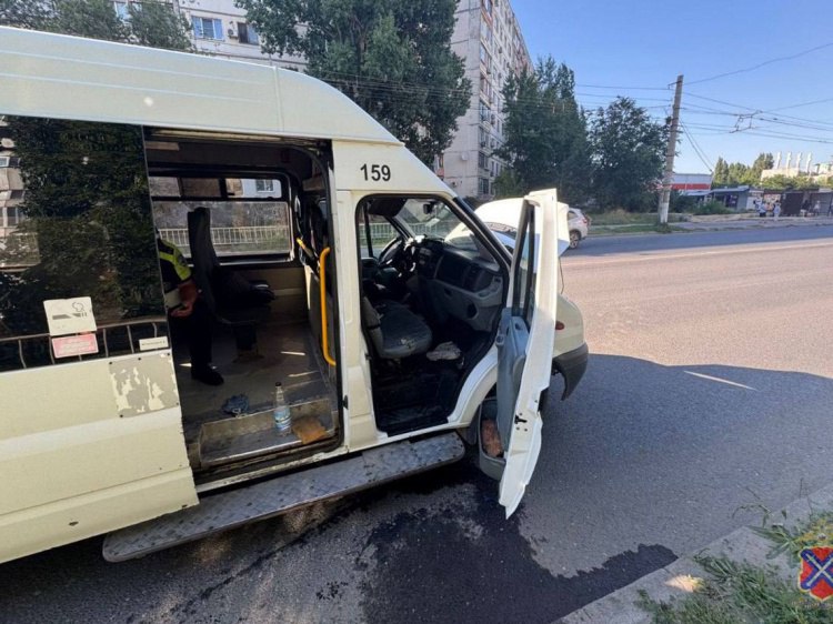 В Волгограде в маршрутке из Волжского пассажирку ошпарило антифризом Дорожный инцидент случился накануне, 8 июля, около 16 часов в салоне маршрутки № 159 «Волжский - Волгоград». Как сообщили Волжский.ру в региональной Госавтоинспекции, во время движения в автомобиле «Ford Tranzit» произошел разрыв патрубка. Охлаждающей жидкостью ошпарило 44-летнюю пассажирку на переднем сиденье. Это случилось в районе дома № 40 по улице Симонова. Женщину доставили в больницу с ожогами. По факту инцидента организована проверка. Сотрудники ГАИ намерены дать оценку действиям лиц, выпустивших на линию автомобиль с неисправностями. Подробнее на Волжский.ру: #ВолжскийРу #волжский #vlz
