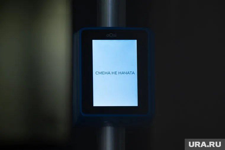 Стоимость проезда увеличится до 43 рублей в Новом Уренгое Сейчас стоимость одной поездки составляет 38 рублей, однако для пассажиров, использующих единую социальную карту «Морошка», цена билета останется прежней. Для жителей и гостей отдаленного микрорайона Лимбяяха также вырастет стоимость проезда. Поездка туда обойдется в 123 рубля за наличные или без карты «Морошка». При оплате социальной картой тариф составит 118 рублей. Месячный абонемент на этот маршрут будет стоить 7 080 рублей при использовании карты и 7 380 рублей без нее. Подписаться Прислать новость Дать «буст»