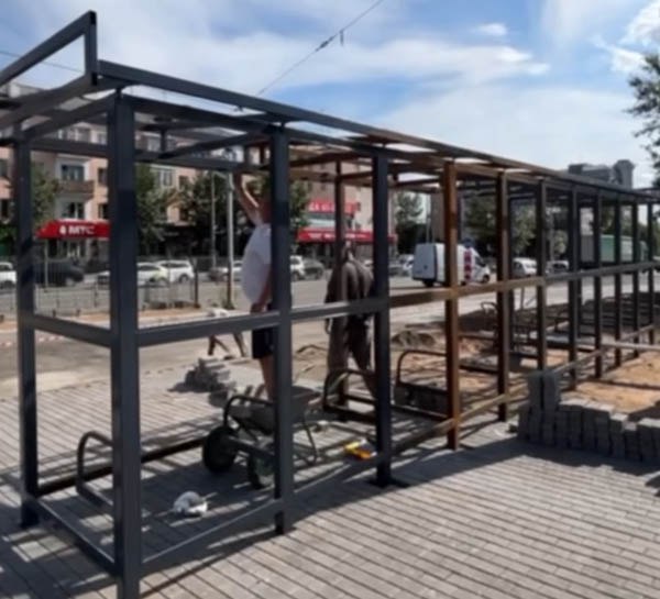 В этом году в Улан-Удэ завершат благоустройство в районе Элеватора. Сейчас на проспекте 50-летия Октября во всю идут ремонтные работы. Об этом рассказал в своём телеграм-канале мэр города Игорь Шутенков. - Сейчас идёт второй этап. Отмечу, что большую часть работ выполняем по просьбам горожан. Именно по их пожеланиям мы делаем более удобные остановки. Для этого установили второй остановочный павильон и блоки для трамвайной остановки, начали укладывать тротуарную плитку. Впереди — ремонт ливнёвки и установка ограждений для пешеходов, - сообщил мэр.