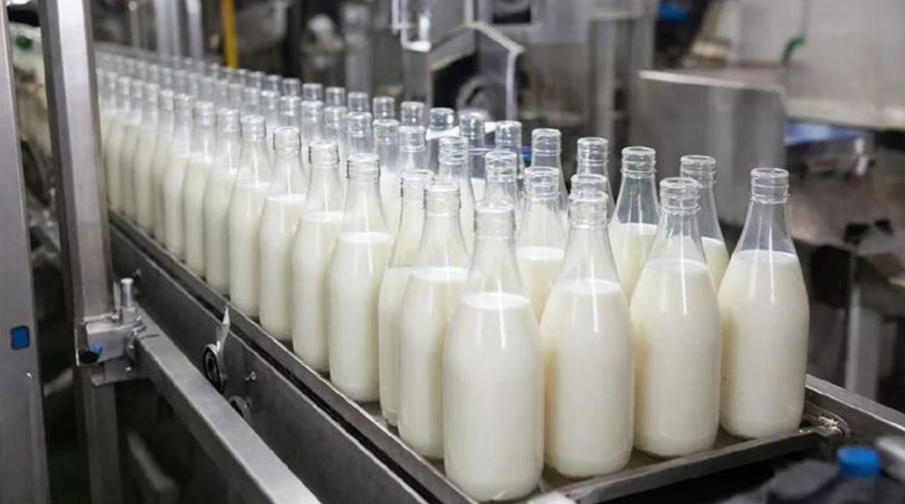 Комос Групп поворачивает на восток Агрохолдинг Комос Групп г Ижевск вложит 5 1 млрд рублей в модернизацию и увеличение мощностей Уфимского молочного завода приобретенного у компании Вимм Билль Данн К 2028 году мощности предприятия должны увеличиться с 50 тыс тонн переработки сырого молока в год до 88 тыс тонн Кроме того в планах Комос Групп в чей состав наряду с молочными комбинатами входят птицефабрики свинокомплексы мясокомбинаты хладокомбинат и комбикормовые заводы в Удмуртии Пермском крае Татарстане и Башкирии построить в Башкирии логистический центр который будет осуществлять хранение и распределение всех видов продукции агрохолдинга на территории Урала и Сибири Монокль главное о русском бизнесе и не только Подписаться