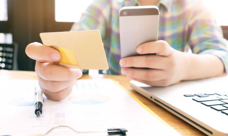 Банки могут приостанавливать переводы даже на суммы до пяти тысяч рублей если операция кажется подозрительной или нетипичной Об этом Вестям ФМ рассказал председатель совета Союза защиты прав потребителей финансовых услуг Игорь Костиков Он добавил что такие ограничения касаются переводов не только родственникам но и знакомым если они не совершались ранее регулярно В этом случае банк может приостановить платёж на сутки и попросить клиента подтвердить операцию после чего платёж будет проведён Наш канал в MAX