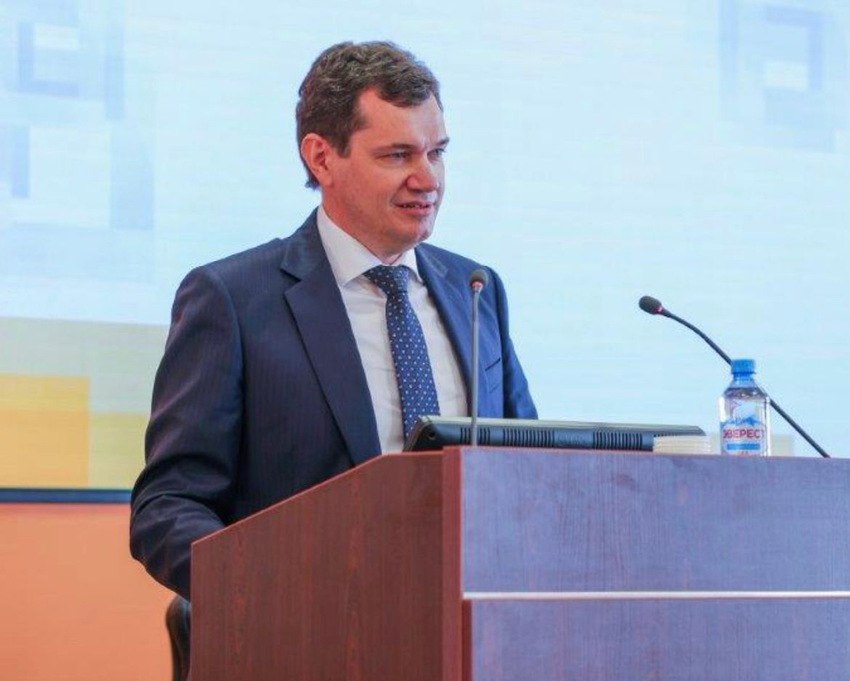 Управляющим директором СинТЗ назначен Борис Пьянков #ТМК  Управляющим директором Синарского трубного завода  СинТЗ , входящего в ТМК, назначен Борис Пьянков.   Борис Пьянков, инженер-металлург по образованию  специализация «Обработка металлов давлением» , начал трудовую деятельность в 1998 году на Северском трубном заводе  СТЗ, входит в ТМК  и прошел путь от помощника мастера до начальника трубопрокатного цеха №1. В должности заместителя технического директора предприятия занимался реконструкцией трубопрокатного производства СТЗ. С 2018 до 2023 года работал техническим директором ТМК, а в 2023 году стал заместителем генерального директора ТМК – техническим директором. На этих постах курировал реализацию проекта «Цифровое производство ТМК», создание единого оператора сервисного обслуживания предприятий компании — «ТМК-ТехСервис», выполнение экологических программ на заводах ТМК, а также внедрение современной системы обеспечения промышленной безопасности и охраны труда.  Ваш МеталлургЪ