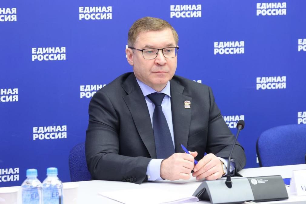 Единая Россия внесла в Госдуму законопроекты о расширении социальных гарантий участников СВО Инициативы касаются обеспечения их жилищных прав и бесплатного проезда родственников к месту лечения бойца Согласно первому законопроекту сотрудники органов внутренних дел и Росгвардии имеющие специальные звания полиции воспитывающие ребёнка инвалида с детства получат право на внеочередное предоставление жилья Такая норма уже действует для сотрудников других ведомств Законопроект восстанавливает справедливость обеспечивая равную поддержку всем защитникам отметил один из авторов инициативы секретарь Генсовета Единой России Владимир Якушев Вторая мера социальной поддержки бесплатный проезд для двух членов семьи или близких родственников от их места жительства до госпиталя или иного места лечения бойца и обратно Подписывайтесь на нас в МАХ ergosdumaofficial