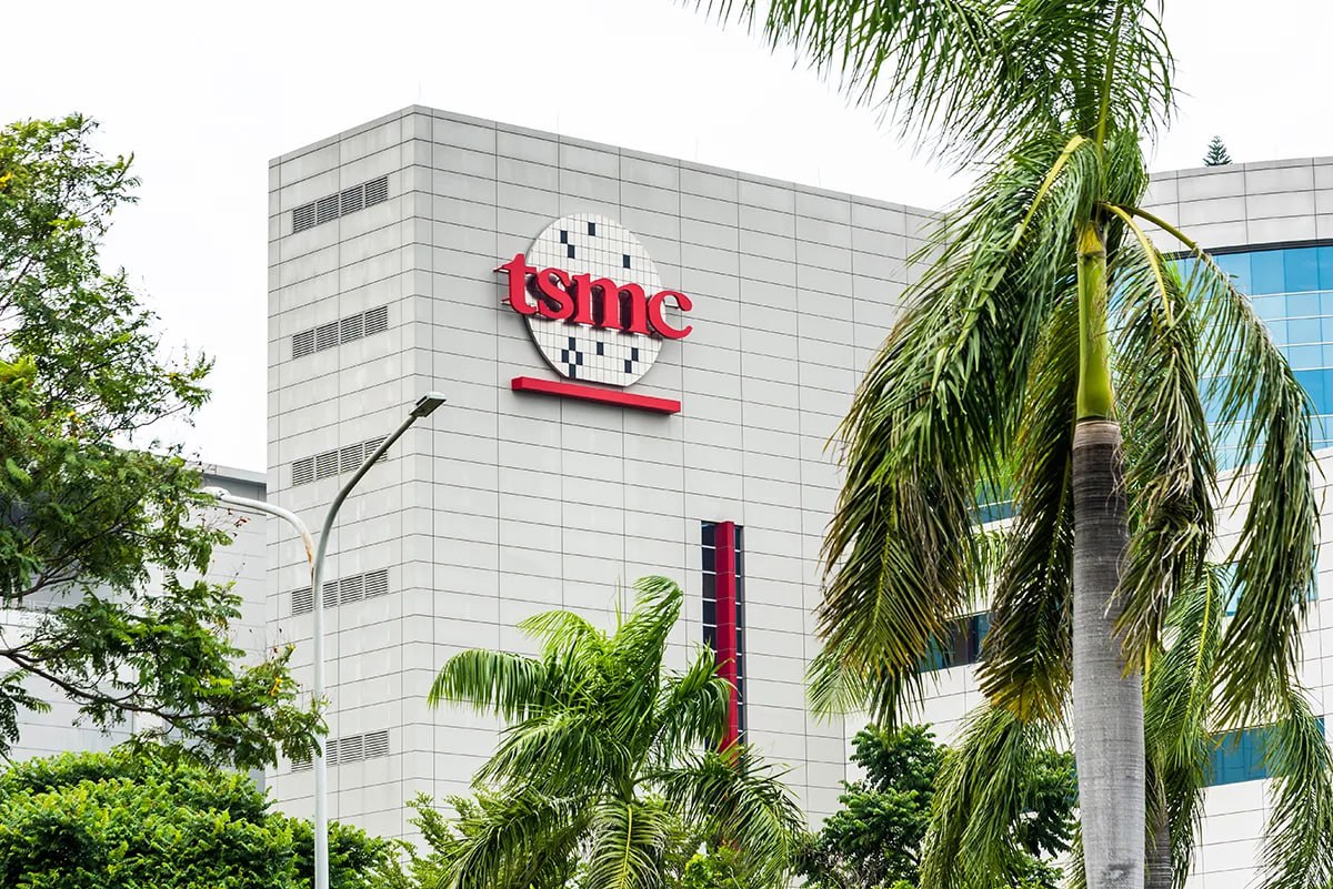 Компания Taiwan Semiconductor Manufacturing Co. сообщила о резком росте на 26% в июле, что подтверждает рост расходов на искусственный интеллект #TSM Ведущий производитель чипов для оборудования для искусственного интеллекта, компании Nvidia Corp. и Advanced Micro Devices Inc., сообщил в пятницу, что общий объём продаж в прошлом месяце составил 323,2 млрд новых тайваньских долларов 10,8 млрд долларов США . Этот рост соответствует ожиданиям аналитиков, согласно которым выручка компании в третьем квартале должна была увеличиться на 25%. Даже несмотря на сдерживающий фактор в виде укрепления тайваньского доллара, в этом году TSMC демонстрирует стремительный рост — на 38% по сравнению с показателями за период с января по июль 2024 года — и работает над тем, чтобы сократить разрыв между предложением и возросшим спросом.