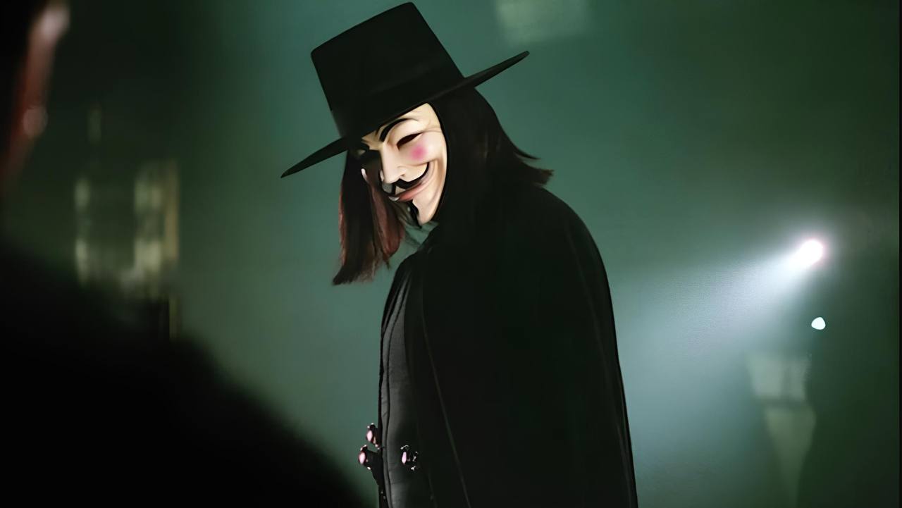 V значит Вендетта станет сериалом Руководители киновселенной DC Джеймс Ганн и Питер Сафран хотят превратить популярную картину в многосерийную историю ℹ  Оригинальный триллер с примесью антиутопии был снят в 2005 году режиссёром Джеймсом Мактигом по сценарию Вачовски Действие разворачивается в будущем когда Великобритания находится под властью фашистского тоталитарного режима Главными героями являются V анархист и борец за свободу в маске который пытается разжечь революцию и Иви Хаммонд молодая девушка вовлечённая в миссию V Подробностей сюжета нет как и даты выхода GreatGamer Подписаться Сериалы Vendetta ДжеймсГанн