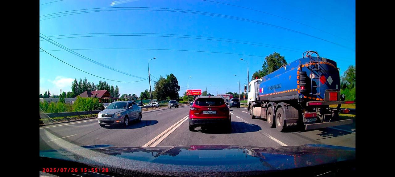 В Московской области абу-водятел грузовика напал на женщину с ребёнком в машине На выезде из Ермолино водитель легковушки столкнулась с агрессией со стороны водителя белого МАЗа о 087 мт 750 с цистерной. По её словам, после обычного манёвра шерстяной начал сигналить, преследовать её, а на светофоре остановился, вышел из машины и ударил в шею её в шею через открытое окно — прямо при ребёнке в салоне. После того как женщина пригрозила вызвать полицию, он скрылся. Пострадавшая ищет записи с видеорегистраторов очевидцев. В комментариях сообщается, что участковый прибыл на место, но удалил запись с регистратора. Сварогов Квадрат Прислать вестку
