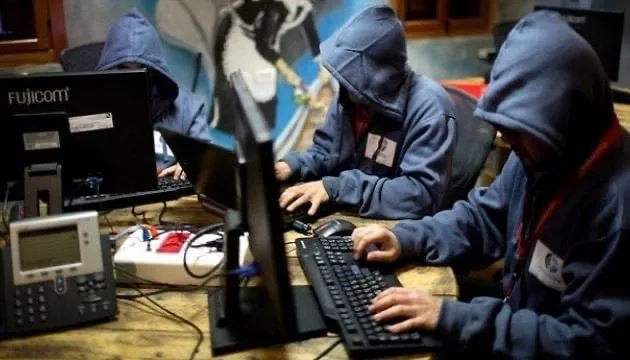 Связанные с Россией хакеры взломали сотни почтовых ящиков украинских прокуроров и следователей Операцию связывают с группировкой Fancy Bear По данным Reuters в Украине пострадали более 170 аккаунтов В целом за полтора года с осени 2024 го по март 2026 го взломали минимум 284 почты Под удар попали и другие страны Румыния Греция Болгария Сербия Всё вскрылось случайно сами хакеры оставили открытый сервер с логами атак и тысячами украденных писем Цель хакеров следить за украинскими расследованиями собирать компромат и опережать тех кто пытается выявить российских агентов При этом атаковали даже страны которые не считаются убеждёнными противниками Москвы Геополитика