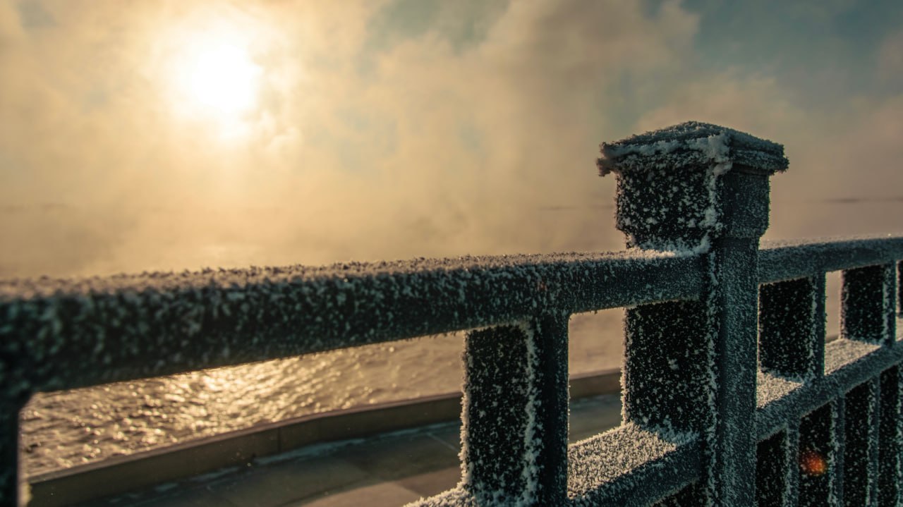 Утро 27 декабря Солнце начало с мощной вспышки   Ее уровень M5 1 мощность половина от рекордного класса X Это самое сильное событие с 8 декабря отмечают в Лаборатории солнечной астрономии РАН Интересно что источник вероятно тот же что и у вспышки X1 1 8 декабря Активная область совершила кругосветное путешествие по обратной стороне Солнца и вернулась Дальше активность будет расти и пик может прийтись на новогодние праздники Но есть хорошие новости вероятность сильной магнитной бури прямо в новогоднюю ночь пока невелика Все из за положения области на краю солнечного диска Однако 31 декабря возможно небольшое возмущение магнитного поля За ситуацией продолжают следить самые мощные телескопы Земли Будем надеяться что Солнце подарит нам только красивые сияния и спокойные праздники Присылайте фото видео и новости OSTagilCity bot