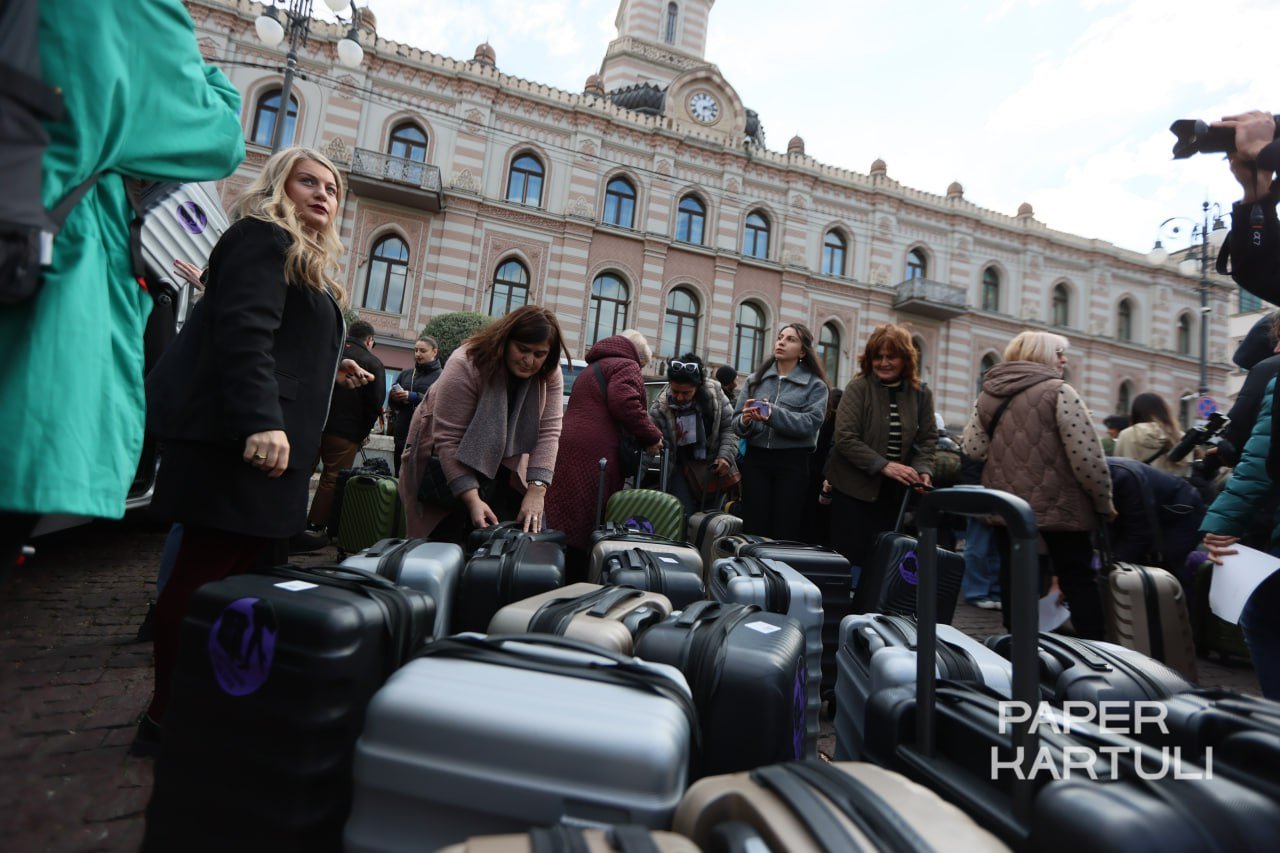 В Тбилиси начинается женский марш с чемоданами  На площади свободы уже собрались около 100 человек с чемоданами. У некоторых участниц чемоданы со стикерами: «Мы остаемся, а ты уходи».   Цель акции — привлечь внимание к проблеме эмиграции из Грузии на фоне фальсификации выборов и отката от демократии. Протестующие планируют дойти до стеклянного «дворца» Бидзины Иванишвили в верхнем Сололаки.   Фото: Артем Монахов для Paper Kartuli        инстаграм   фейсбук Paper Kartuli