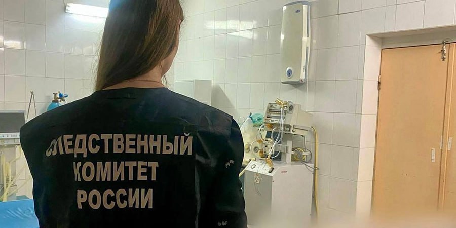 Под Марксом депутата отправили в колонию за смерть подростка из за химикатов Суд Марксовского района Саратовской области отправил депутата районного собрания 61 летнюю Валентину Анохину в колонию за смерть 15 летнего подростка из за отравления химикатами Она признана виновной в хранении химических веществ с нарушением установленных правил повлекшим смерть человека Являясь главой крестьянского хозяйства Анохина несколько лет она хранила своем складе химикат не сертифицированный для использования в России В августе прошлого года 15 летний юноша грузил мешки с инсектицидом и надышался химикатом Вернувшись домой подросток почувствовал недомогание и его госпитализировали в больницу где он скончался Суд приговорил Анохину к лишению свободы Подробнее читайте на сайте Четвертой Власти
