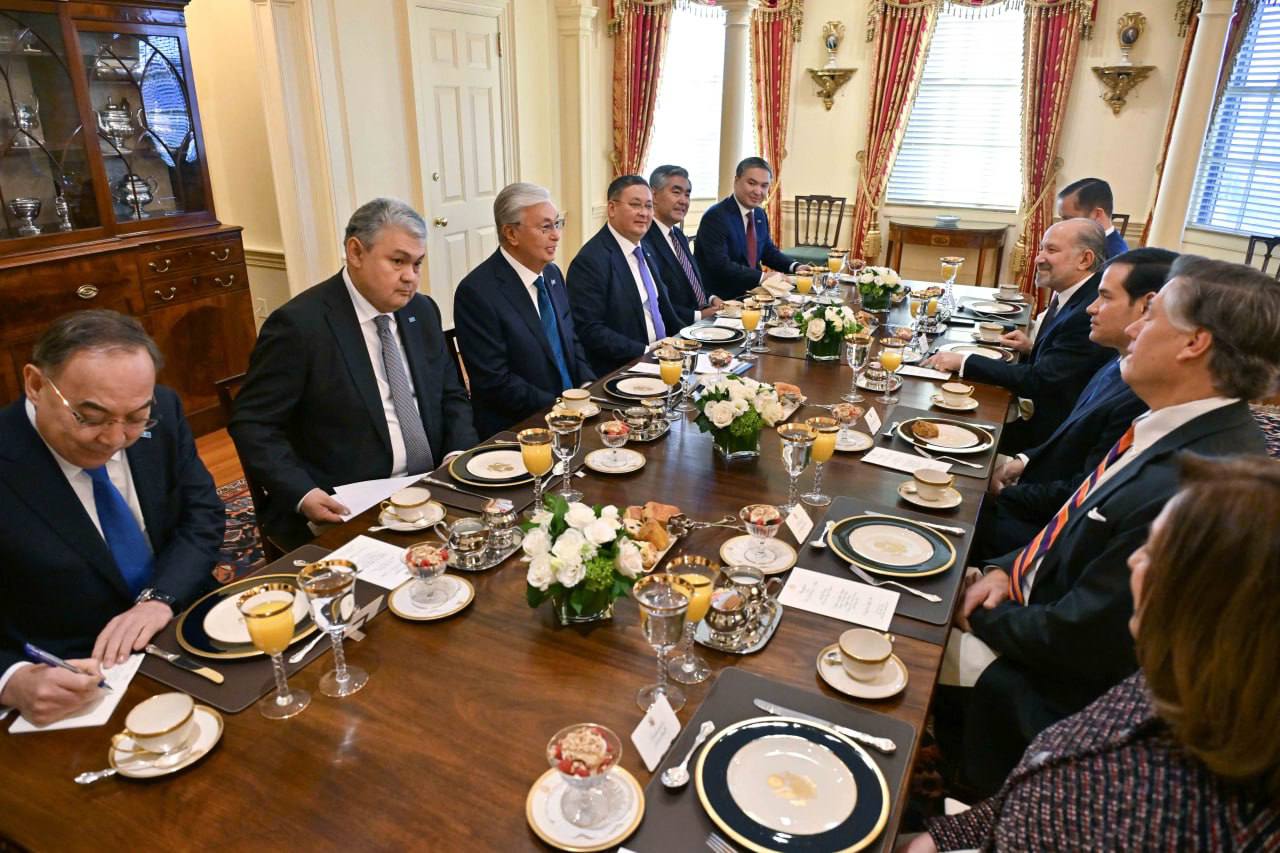 Токаев встретился с представителями администрации Трампа В Вашингтоне президент провел встречу с госсекретарем США Марко Рубио министром торговли и спецпредставителем США по Южной и Центральной Азии Стороны обсудили ключевые аспекты двустороннего и регионального сотрудничества экономическое взаимодействие и меры по поддержке занятости и развитию промышленности Токаев подтвердил готовность Казахстана к многоплановому сотрудничеству sputnikKZ