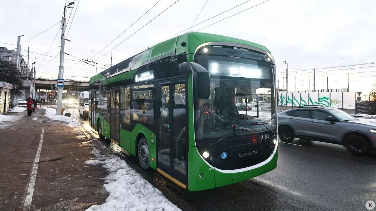 В Калининграде массовая поломка новых троллейбусов Синара на маршруте 2 вызвана детскими болезнями связанными с переходом на отечественные комплектующие По словам Елены Дятловой проблемы возникли после замены ряда импортных узлов на отечественные аналоги В процессе эксплуатации выявились сбои Они были связаны в частности с намоканием элементов на крыше троллейбуса при переходе с контактной сети на автономный ход В Калининград приехала делегация завода изготовителя из Челябинска Специалисты совместно с сотрудниками местного перевозчика анализируют причины поломок По словам сити менеджера удалось выявить дефектный блок поставленный сторонними российскими подрядчиками Сейчас рассматривается вариант полной замены этих узлов на всей партии троллейбусов Временное техническое решение уже позволило вернуть машины на линию Глава администрации подчеркнула что техника находится на гарантии а выявленные недоработки будут устраняться совместно с производителем Сити менеджер считает что Калининград стал своего рода тестовой площадкой для новой линейки российских троллейбусов Выявленные здесь проблемы помогут доработать технику в целом по стране