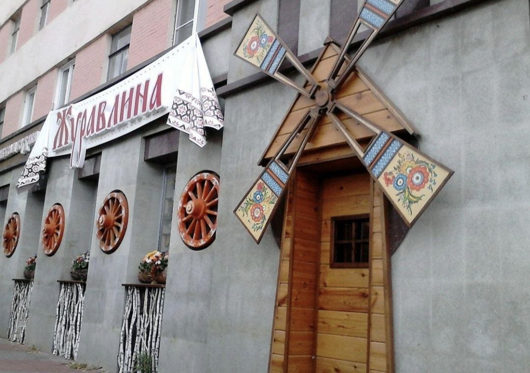 Челябинский юрист Игорь Липатников требует закрыть ресторан украинской кухни Журавлина Он написал соответствующее письмо на имя губернатора Общественник считает что заведение противоречит государственной политике а сам ресторан формирует положительное отношение к Украине Короче без комментариев   Подпишись на MAX чтобы быть на связи