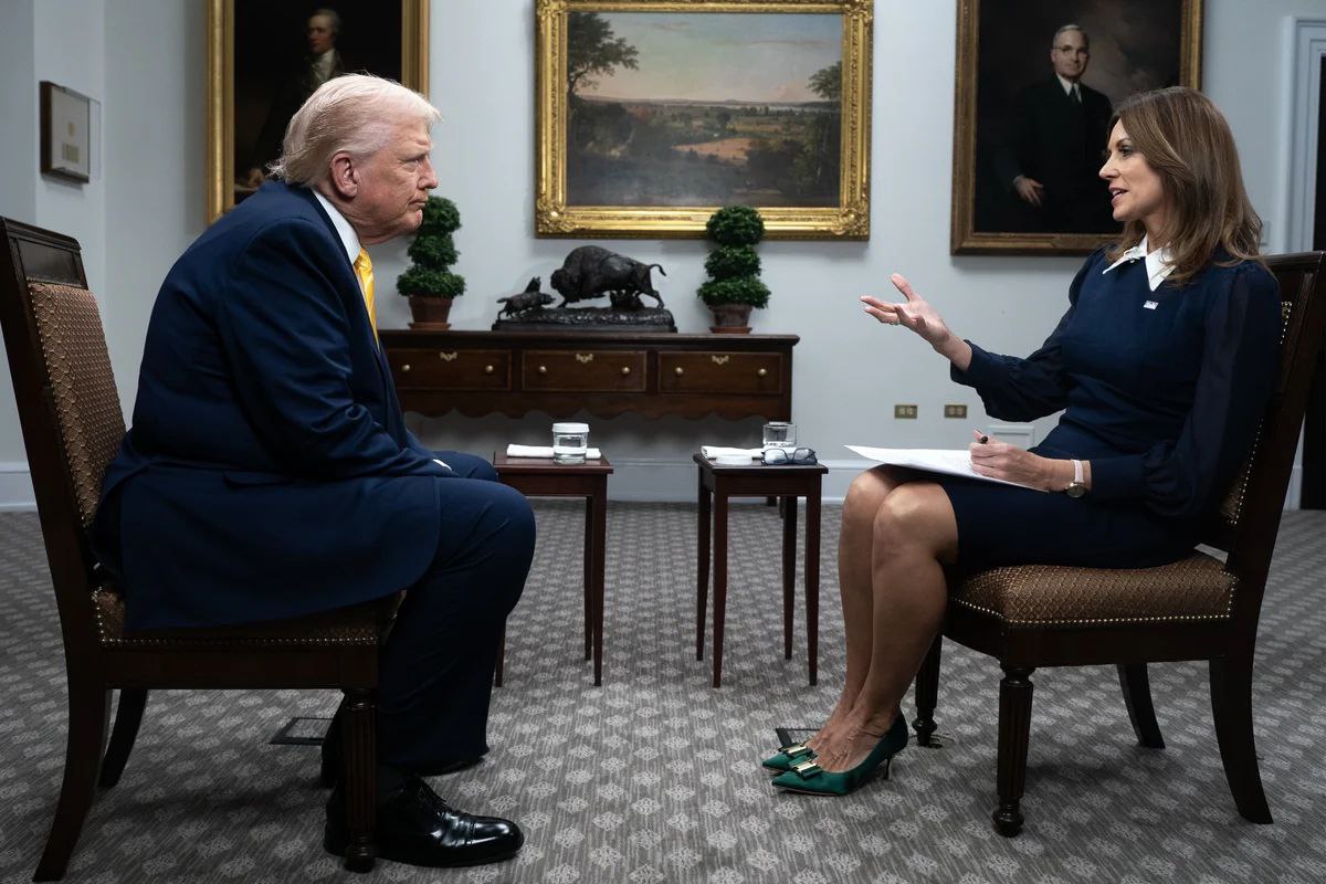 Трамп назвал войну в Украине кровавой бойней в которой только за октябрь погибли 25 000 украинцев и русских За прошлый месяц 25 000 военных были убиты с обеих сторон примерно поровну заявил президент США в интервью телеканалу GB News Он признал что рассчитывал на более быстрое урегулирование и согласился с замечанием журналистки о том что продолжение боев вызывает у него раздражение По словам Трампа я думал что у меня очень хорошие отношения с президентом Путиным Я думал что это будет легко При этом он выразил уверенность что боевые действия в Украине прекратятся в ближайшее время Это будет решено Я надеюсь что скоро заявил Трамп Президент также сообщил что США оказывают давление на ряд стран включая Индию чтобы они сократили закупки российской нефти Напомним в начале ноября он не исключал что сможет добиться урегулирования за пару месяцев