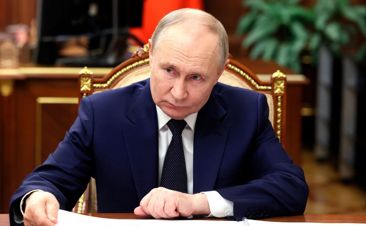  Путину доложили, что предприятия занизили «базовые» выбросы в городах-участниках «Чистого воздуха». Мы в процессе с чем столкнулись? Нам нужно было посчитать, откуда база, с которой мы будем мешать, она была взята с 2017 года по отчётам предприятий. Это «Русал», «Евраз», ММК. И что мы увидели, и сами предприятия увидели, что эта база занижалась. И сейчас они в рамках работы вместе с Росприроднадзором разбираются с цифрами, с балансами, всё-таки сколько на самом деле вредных веществ вылетало в трубу. Потом, соответственно, мы составляем комплексные планы и утверждаем их Правительством — Александр Козлов, министр природных ресурсов и экологии на встрече с президентом России. Министр отметил, что по «этим 12 городам» составлены комплексные планы, «585 мероприятий в разрезе каждого загрязнителя, соответственно, составлены». И по новым городам мы начали такую же работу: семь сделали и 22 плана мы завершим до июля. То есть этот план каждый губернатор должен видеть на своей работе региональной и работать с этим предприятием, для того чтобы это снижалось #выбросы #экология #чистыйвоздух #русал #путин #козлов