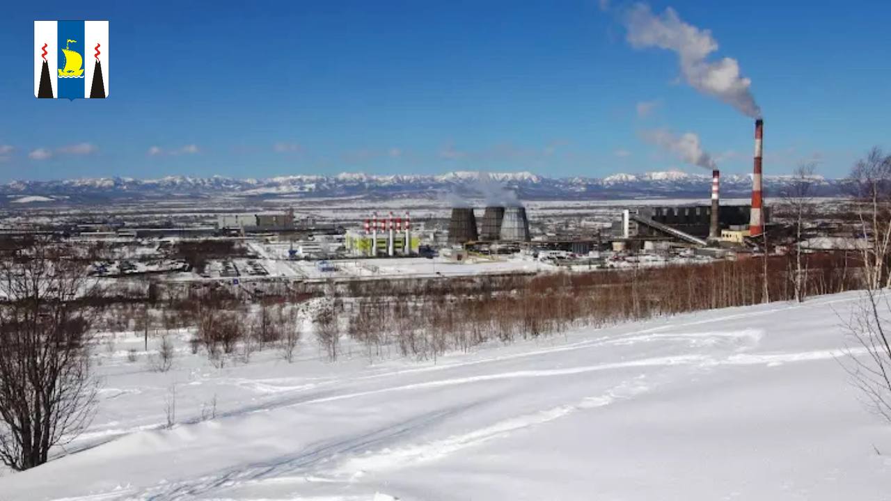 В областной столице ведутся работы по восстановлению поврежденного участка трубопровода   Сегодня в Южно Сахалинске на территории ТЭЦ 1 обнаружен порыв трубопровода Поврежденный участок оперативно выведен в ремонт В связи с этим было снижено давление на подающем трубопроводе В некоторых микрорайонах областного центра параметры теплоснабжения могут незначительно снизиться Ориентировочный срок завершения аварийно восстановительных работ до 15 часов Срок полного восстановления гидравлического режима до 20 часов Ситуация находится на контроле регионального министерства ЖКХ и правительства Сахалинской области Подписывайтесь на нас в MAX sakhgov