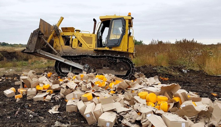 В Братске изъяли из продажи и уничтожили сыр из Евросоюза Братская транспортная прокуратура выявила в одном из магазинов города Братска продажу санкционной продукции сыров из стран Евросоюза запрещённых к реализации в России Продавца оштрафовали за незаконную торговлю а изъятая продукция уничтожена специалистами Россельхознадзора по Иркутской области и Республике Бурятия Всего в 2025 году в Восточно Сибирском транспортном регионе изъято и уничтожено более 65 5 тонн санкционной продукции Фото сгенерировано ИИ Подпишитесь на канал